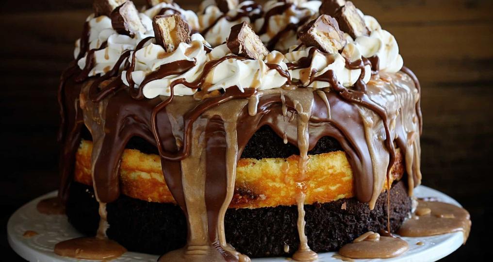 Snickers Cheesecake Cake