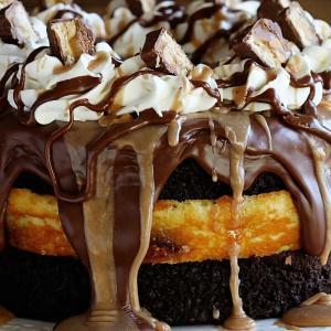 Snickers Cheesecake Cake