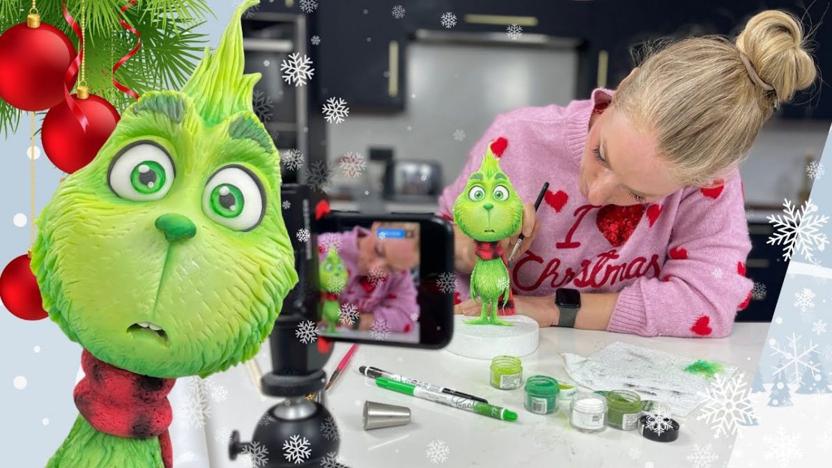 Crafting Christmas Magic: Grinch Cake topper...